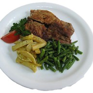 Стейк из филе свинины с картофелем фри Фото