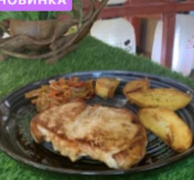 Стейк из свинины с запеченным картофелем - Фото