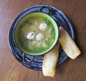 Суп с клецками и куриными фрикадельками - Фото