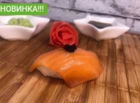 Суши с копченым лососем - Фото