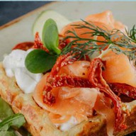 Вафля картофельная с семгой и сыром Фото