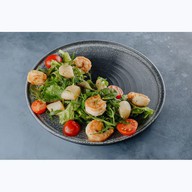 Теплый салат с гребешками и креветками Фото