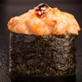 Гункан суши с лососем (спайси) - Фото