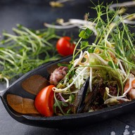 Азиатский салат с морепродуктами Фото