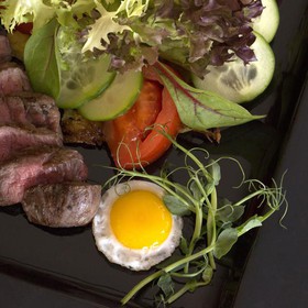 Салат с теплой телятиной, соусом барбекю - Фото