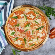 Пицца с рублеными томатами Фото