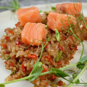 Рис в соевом соусе с лососем - Фото