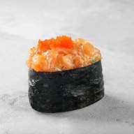 Гункан с лососем спайси Фото