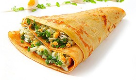 Блин с зеленым луком и яйцом - Фото