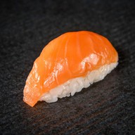 Суши со свежим лососем Фото