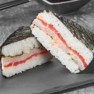 Онигири с тунцом и креветкой Фото