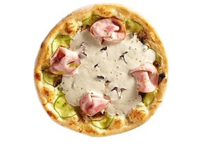 Пицца с ветчиной, грибами и муссом - Фото