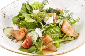 Салат с маринованным лососем и овощами - Фото