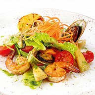 Теплый салат с морепродуктами и овощами Фото