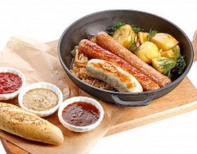 Жареные колбаски с картофелем и капустой - Фото