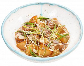 Жареные грибы с картофелем в соусе - Фото
