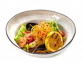 Теплый салат с морепродуктами и овощами - Фото