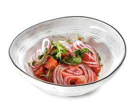 Салат с бакинскими томатами и луком - Фото