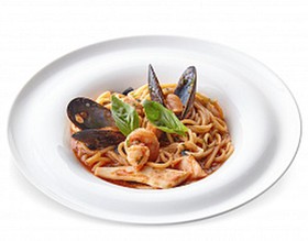 Спагетти с морепродуктами в соусе - Фото