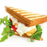 Сэндвич с куриным филе и соусом тар-тар Фото