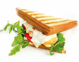 Сэндвич с куриным филе и соусом Тар-Тар - Фото