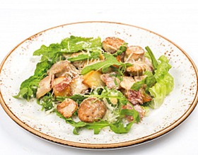 Салат с колбасками и жареным картофелем - Фото
