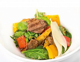 Салат с говядиной и свежим шпинатом - Фото
