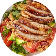 Салат из овощей с киноа,опаленной курицы Фото