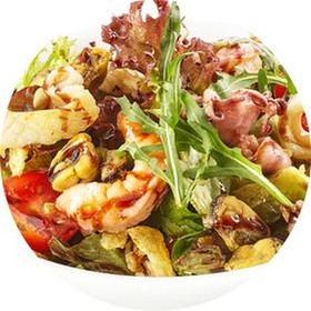 Салат из морепродуктов, авокадо, рукколы - Фото
