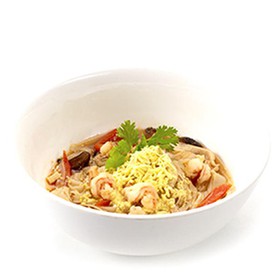 Тайский суп с креветками, рисовой лапшой - Фото