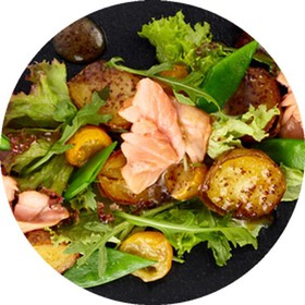 Салат с лососем, запеченным картофелем - Фото