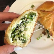 Пирожок с зелёным луком и яйцом Фото