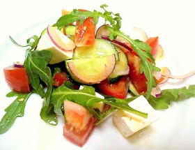 Салат из рукколы с овощами - Фото