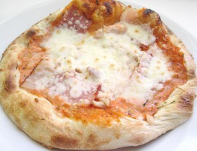Мини пицца с беконом и курицей - Фото