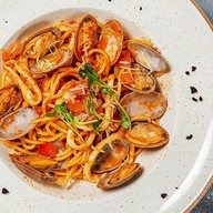 Спагетти вонголе в томатном соусе Фото