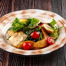 Теплый салат с курицей и айвой - Фото