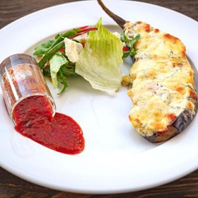 Баклажан запеченный с томатами и сыром - Фото