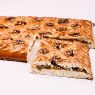 Пирог с абрикосом и грецким орехом Фото