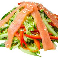 Салат с копченым лососем и овощами Фото