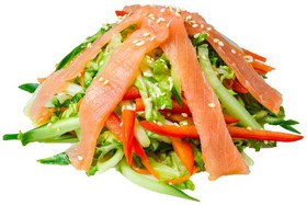 Салат с копченым лососем и овощами - Фото