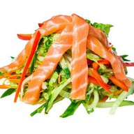 Салат с лососем и овощами Фото