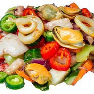 Острый салат с морепродуктами Фото