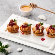 Профитроли с паштетом из куриной печени Фото
