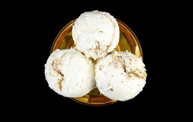 Мороженое в креманке с кокосовым кремом - Фото