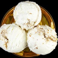 Мороженое в креманке с кокосовым кремом Фото