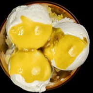 Мороженое в креманке с банановым соусом Фото