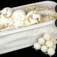 Мороженое с кокосовым кремом и миндалем Фото