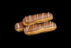 Эклеры с кремом в шоколадной глазури - Фото