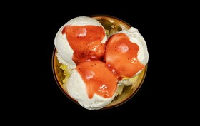 Мороженое в креманке с клубничным соусом - Фото