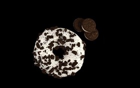 Пончик с шоколадным печеньем и кремом - Фото